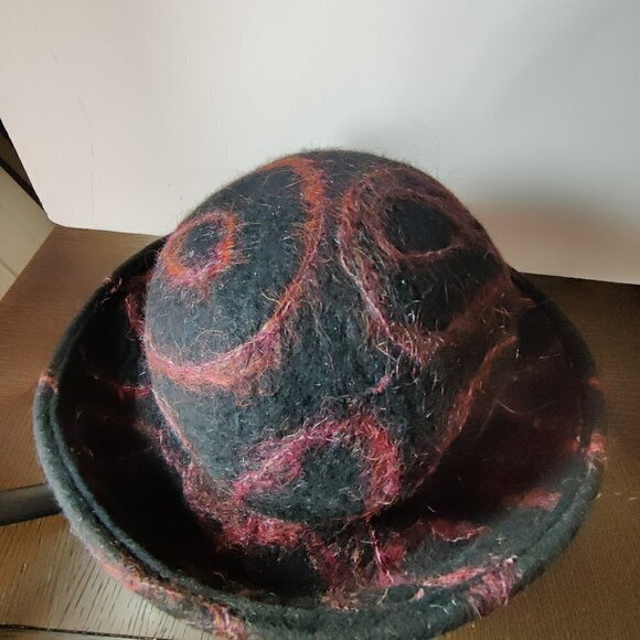 Hat, felt wool by designer Miriam Carter. Black woolen with cranberry accents. M - Picture 7 of 7